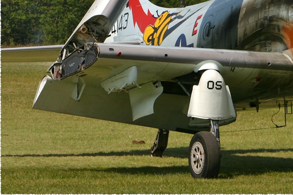 1348d-Douglas-AD-4N-Skyraider-France