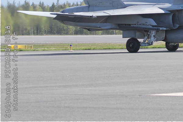 11042d-McDonnell-Douglas-F-18C-Hornet-Finlande-air-force